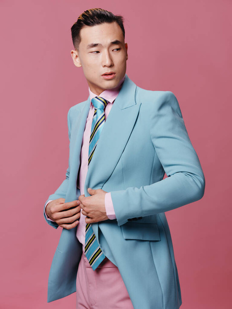 Muž asijské vzhled oficiální jistý módní životní styl růžové pozadí - Fotografie, Obrázek
