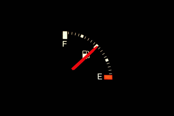 Een brandstofmeter in een auto  - Foto, afbeelding