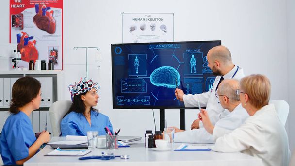 Pielęgniarka testuje nowe innowacje do skanowania mózgu - Zdjęcie, obraz