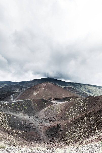Una vista de la cima del volcán del Etna - Foto, imagen