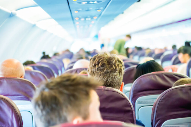 Passagiere sitzen im Flugzeug - Reisende - Foto, Bild