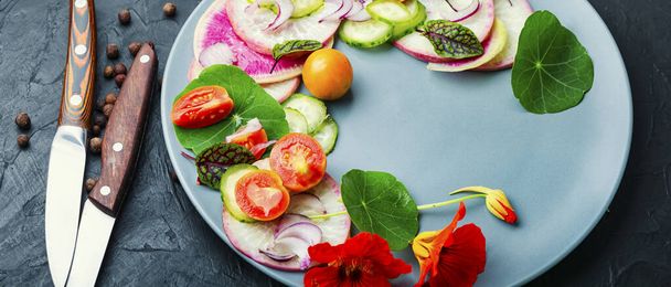 Délicieuse salade estivale de daikon, radis et oseille - Photo, image