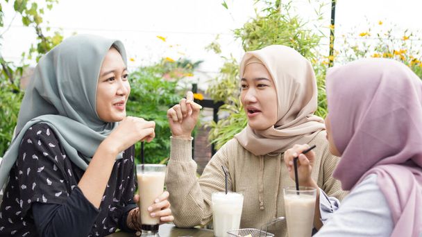 Azji hidżab kobieta grupa uśmiecha się w kawiarni z przyjacielem - Zdjęcie, obraz