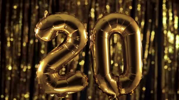 Numéro d'or 20 20 d'un ballon gonflable, sur fond jaune. L'un des nombres complets. Le concept d'anniversaire, anniversaire, date - Séquence, vidéo