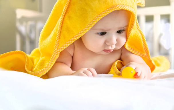 Baby nach dem Baden in einem Handtuch. Selektiver Fokus. Menschen. - Foto, Bild