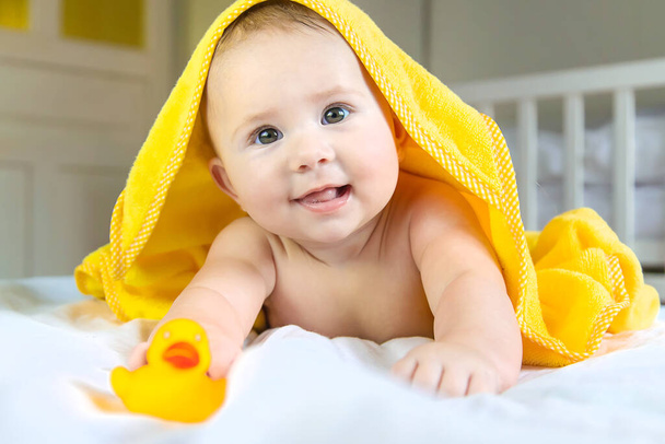 Havluyla banyo yaptıktan sonra bebek. Seçici odaklanma. İnsanlar. - Fotoğraf, Görsel