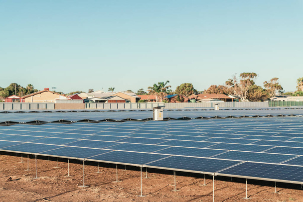 Güney Avustralya 'da bir yaşam alanında yeni bir güneş paneli tarım inşaatı - Fotoğraf, Görsel