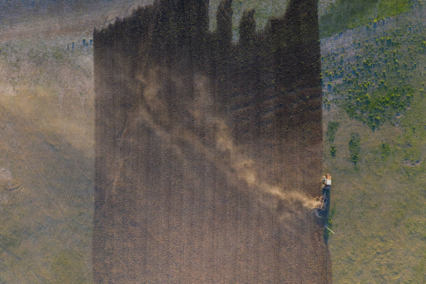 Трактор вспахивает поле, Пампас сельской местности, Ла Пампа, Аргентина. - Фото, изображение