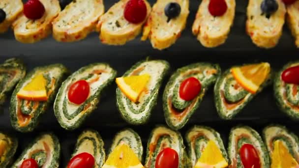Amlet rolls with spinach and salmon. A dish of Japanese cuisine. Sushi rolls with chuka salad, salmon. Delicious recipe for omelet. Sushi roll with shrimps, avocado, cheese, omelet. The dish is decorated with berries and fruits. - Footage, Video