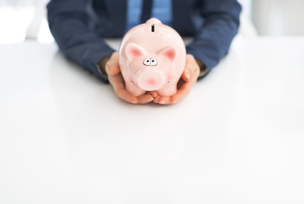Business Nainen Holding Piggy Bank
 - Valokuva, kuva