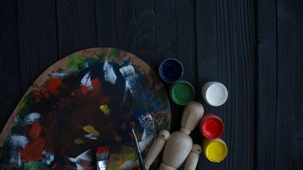 palette de gestalt pinceaux fond en bois - Photo, image