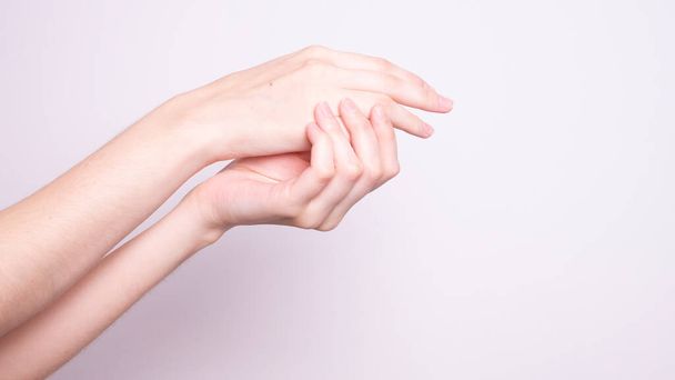 Ziekteverschijnselen van Parkinson. Sluiten van tremor (schudden) handen van vrouwen van middelbare leeftijd patiënt met de ziekte van Parkinson. Geestelijke gezondheid en neurologische aandoeningen. - Foto, afbeelding