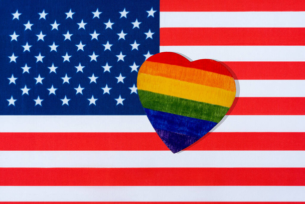 Le drapeau de l'Amérique et le cœur sous la forme du drapeau LGBT. Le concept des droits des lesbiennes, des gays et des personnes trans. - Photo, image