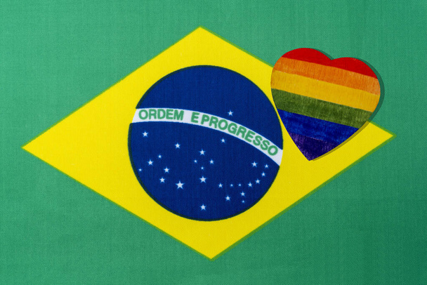 Флаг Бразилии и сердце в виде ЛГБТ-флага. Концепция прав лесбиянок, геев и транссексуалов. - Фото, изображение