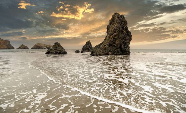 Ροκ σχηματισμούς στο Rodeo Beach, Καλιφόρνια, ΗΠΑ, San Francisco Marine Headlands Αναψυχή περιοχή, όμορφο τοπίο, Καλιφόρνια παραθαλάσσια. - Φωτογραφία, εικόνα
