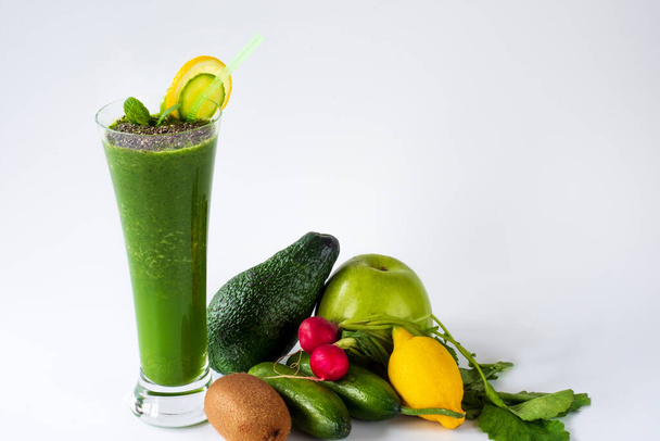 Healthy diet drink, a glass of diet drink on the scale, to lose weight,green smoothie with contents - Foto, immagini