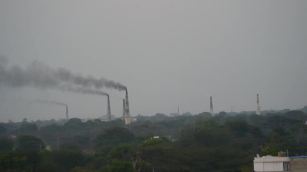 Забруднення, дим і пари викидаються з промислового об'єкта. Повітряний дим з цегляними димарями
. - Кадри, відео