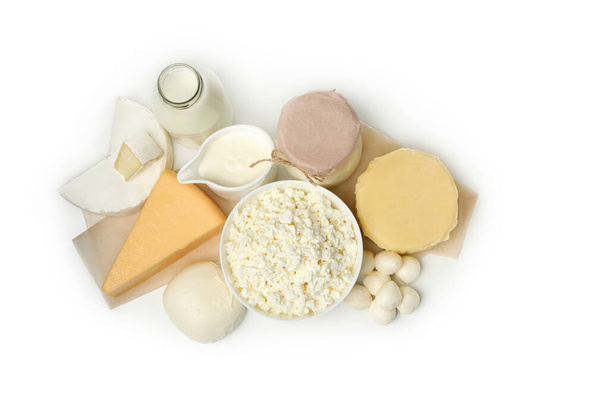 Различные свежие молочные продукты на белом фоне - Фото, изображение