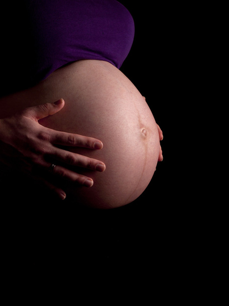 36 tygodni ciąży młoda kobieta trzyma jej nagi brzuch - Zdjęcie, obraz