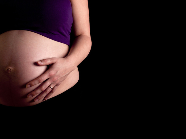 36 settimane incinta giovane donna tenendo il suo ventre nudo
 - Foto, immagini