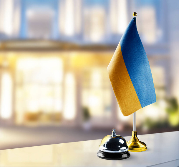 Σημαία Ουκρανίας στη ρεσεψιόν στο λόμπι του ξενοδοχείου - Φωτογραφία, εικόνα