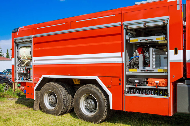 Camião de bombeiros com equipamento. Piscina de carro com motores de incêndio dos bombeiros - Foto, Imagem