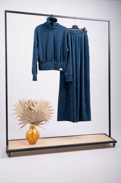 Pletené modré šaty visí na izolovaném pozadí - Fotografie, Obrázek