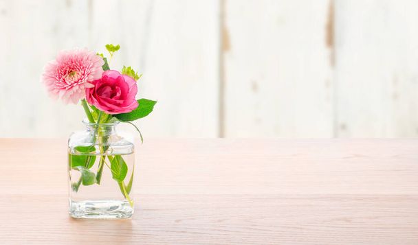 Fleurs dans un vase en verre avec espace de copie - Photo, image