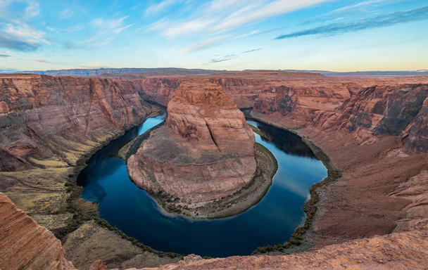 Arizona méandre fer à cheval Bend of the Colorado River in Glen Canyon, beau paysage, photo pour une carte postale, grande carte, agence de voyage - Photo, image
