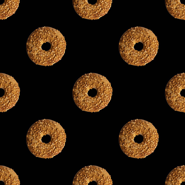 Cookies sjabloon met sesamzaad op een zwarte achtergrond. Zicht van bovenaf. Creatief ontwerp, minimaal flat lay concept. - Foto, afbeelding