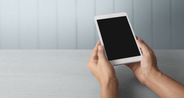 Mãos segurando tablet toque dispositivo de computador com tela isolada - Foto, Imagem