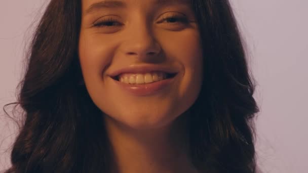 close up de mulher feliz com cabelo ondulado enviando beijo de ar isolado em cinza - Filmagem, Vídeo