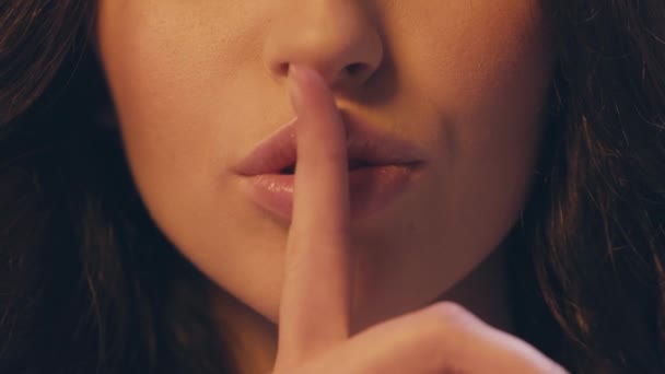abgeschnittene Ansicht einer brünetten Frau, die Schweigezeichen zeigt - Filmmaterial, Video