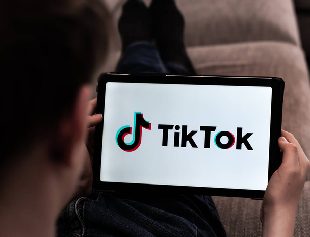 TikTok video 's doorbladeren op een tablet. Ondiepe scherptediepte. Hoge kwaliteit foto - Foto, afbeelding