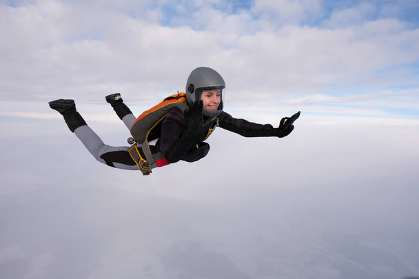 Прыжки с парашютом Красивая девушка летит в небе. - Фото, изображение