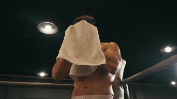 cámara lenta del sudoroso boxeador hispano limpiando la cara con una toalla  - Metraje, vídeo