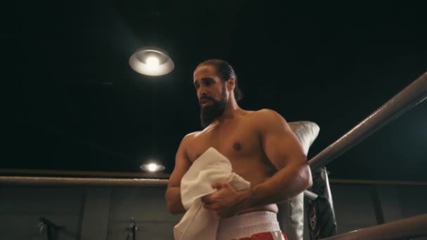 cámara lenta del cansado boxeador hispano limpiando la mano con una toalla  - Metraje, vídeo