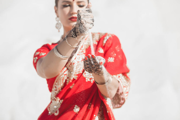 Hermosa mujer india usando sari. Mujer con ropa étnica india. - Foto, Imagen