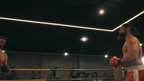 Zeitlupe hispanischer Boxer, die sich vor dem Kampf begrüßen - Filmmaterial, Video