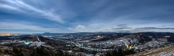 Vista nocturna del pueblo en las montañas Cárpatos en invierno - Foto, imagen