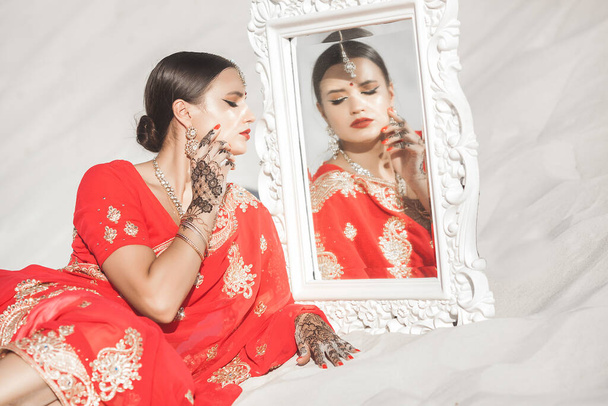 Όμορφη Ινδιάνα που φοράει σάρι. Γυναίκα με ινδιάνικα ρούχα.. - Φωτογραφία, εικόνα