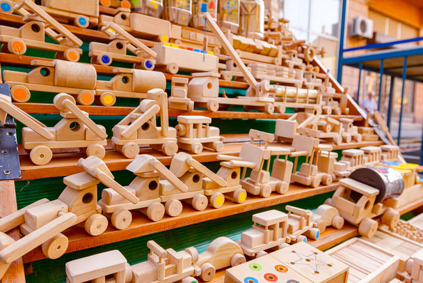 Juguetes de madera vintage hechos a mano eco para niños varios modelos de tren, camión, coche, vehículo. - Foto, imagen