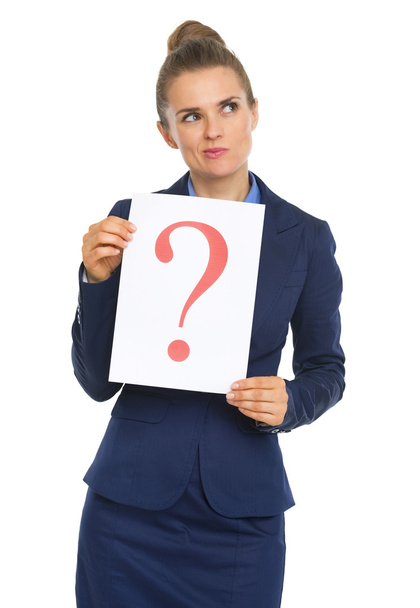 Business woman showing paper with question mark - Foto, Imagen