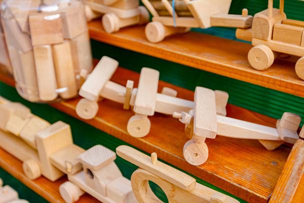 Παιδικά οικολογικά χειροποίητα vintage ξύλινα παιχνίδια διάφορα μοντέλα αεροπλάνων, φορτηγών, αυτοκινήτων, οχημάτων. - Φωτογραφία, εικόνα