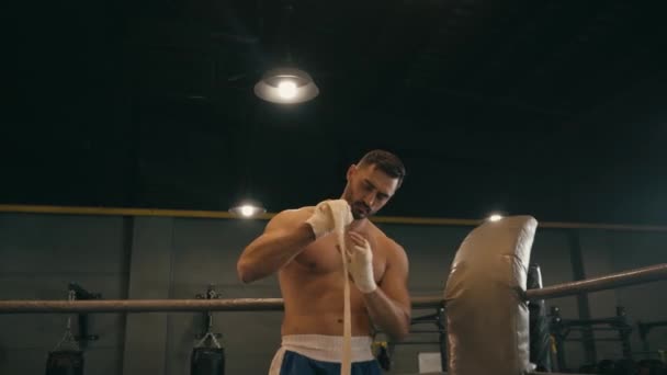 Ισπανόφωνος πυγμάχος τυλίγει τα χέρια με ταινία πυγμαχίας  - Πλάνα, βίντεο