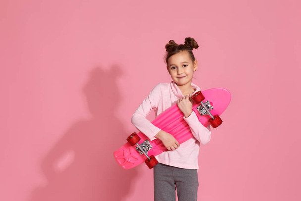 little child girl with pink skateboard i - Foto, Bild