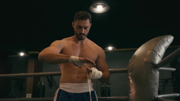 Spanischer Kämpfer wickelt Hände mit Boxband  - Filmmaterial, Video