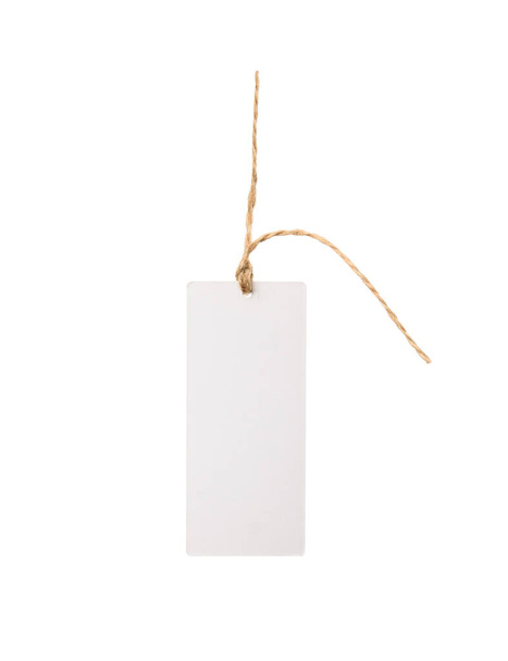 κενό λευκό ορθογώνιο καφέ χάρτινη ετικέτα σε ένα σχοινί που απομονώνεται σε λευκό φόντο, πρότυπο για την τιμή, έκπτωση - Φωτογραφία, εικόνα