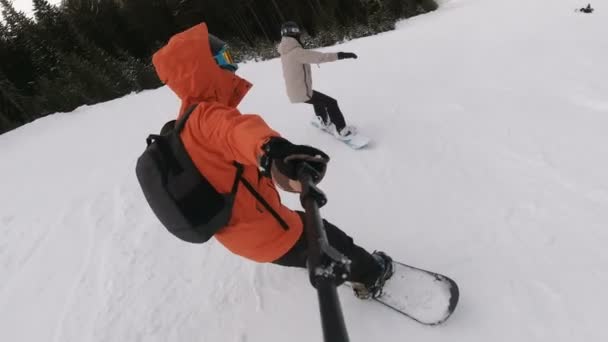 Kayak merkezinde kayak yapan genç çift, karın üstüne düşen kadın. - Video, Çekim