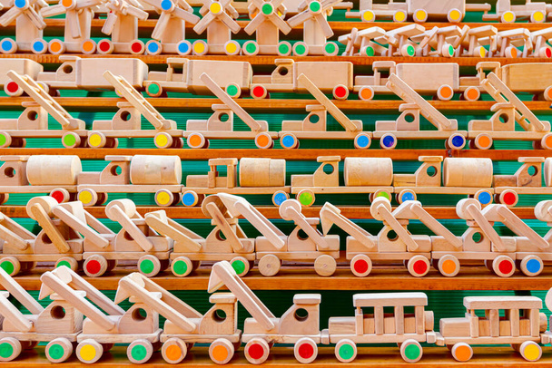 Παιδικά οικολογικά χειροποίητα παλιά ξύλινα παιχνίδια διάφορα μοντέλα τρένων, φορτηγών, αυτοκινήτων, οχημάτων. - Φωτογραφία, εικόνα